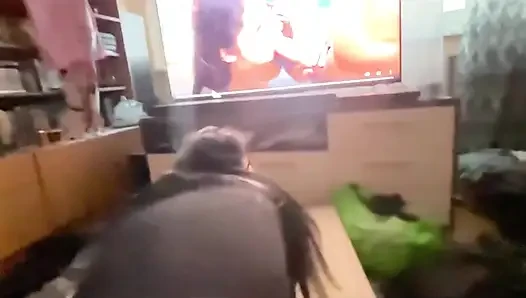 Üvey kız kardeşim Viviane Martix'e bazı oyuncaklar veriyorum