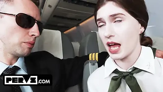 Aufstrebende flugbegleiterin hot pearl bekommt ein sehr hands-on-Interview mit Perv-Pilot