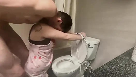 An Die Toilette Gefesselt