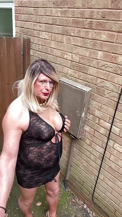 Sexet Crossdresser kellycd2022 i sort blondekjole og hæle