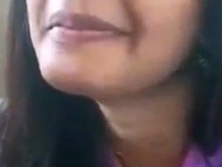 Indisch meisje zoog in het openbaar