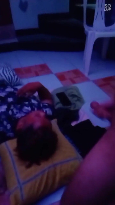 Pinoy Twink nykii kovaa kulliaan lepäävien ystävieni vieressä - täysi siemensyöksy Faphousessa | Leike 2