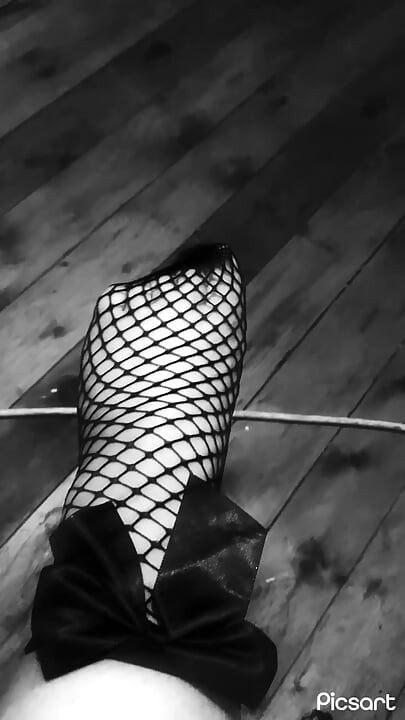 Молодичка в ажурних шкарпетках