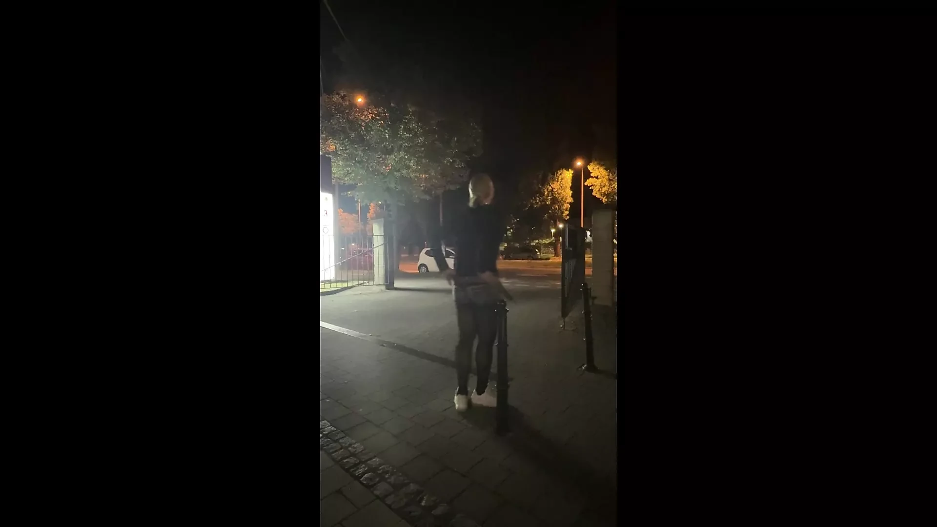 Η Σίσσυ καβαλάει δονητή έξω