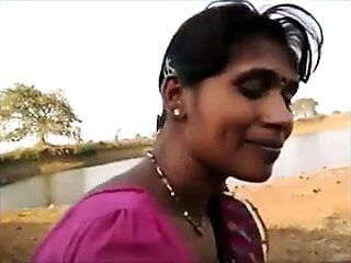 Desi Randi Village Bhabhi zuigt de pik van een man en praat sexy