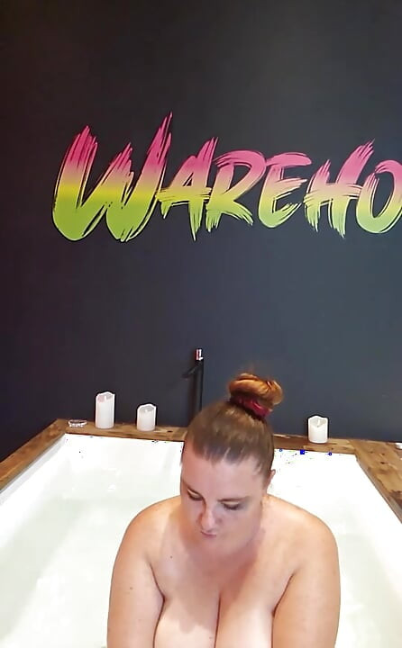 Unisciti a me nel bagno di Warehouse-X! Ho dei giocattoli! Mi porto il culo se ti porti