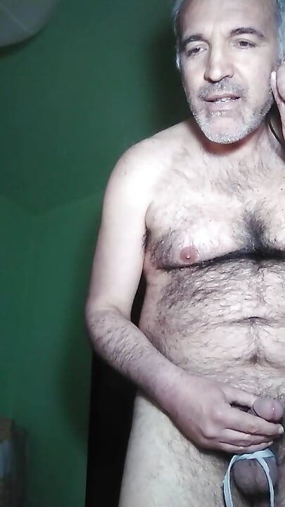 나는 여자를 호출, 나는 그녀에게 이야기하는 동안 나는 내 운동화의 레이스에 묶여 내 공으로 내 자지를 스트로크.