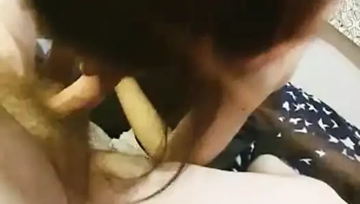 Mira como la mamo y le paso mi pelo por la polla