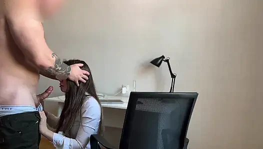 Rekan kerja ingin seks, mendapat beberapa orgasme dan mani muncrat di muka