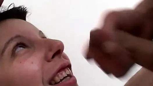 Tombul kadın sert sikiliyor ve ağzına püskürtülür