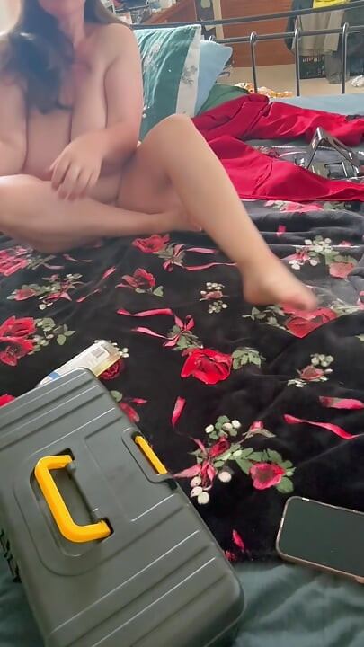 Kızaran beyaz İngiliz güzellik içindeki sikiş makinesiyle kızarıyor