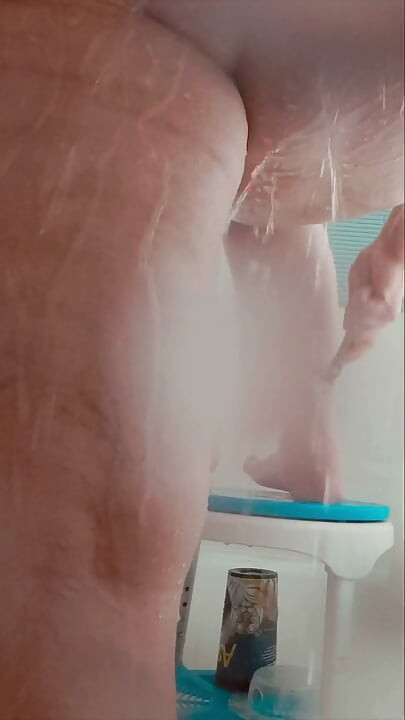 엄마가 보지를 면도하고 가지고 노는 장면