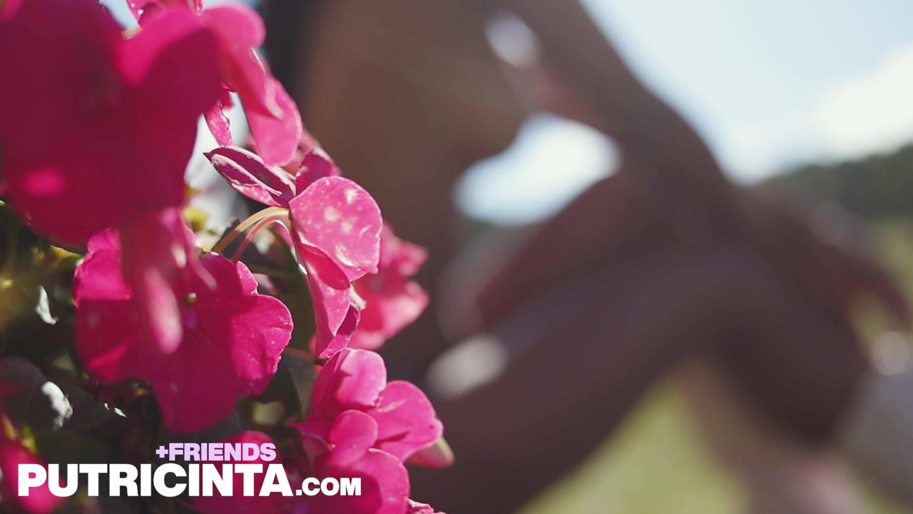 La sexy Putri Cinta juega con su coño mojado fuera de su lugar de madera