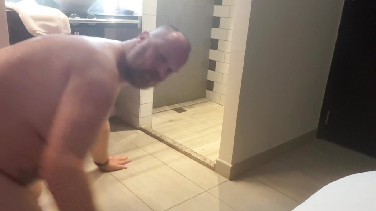 שתן בחדר מלון. השתנתי על עצמי בחדר מלון וליקקתי אותו מהרצפה
