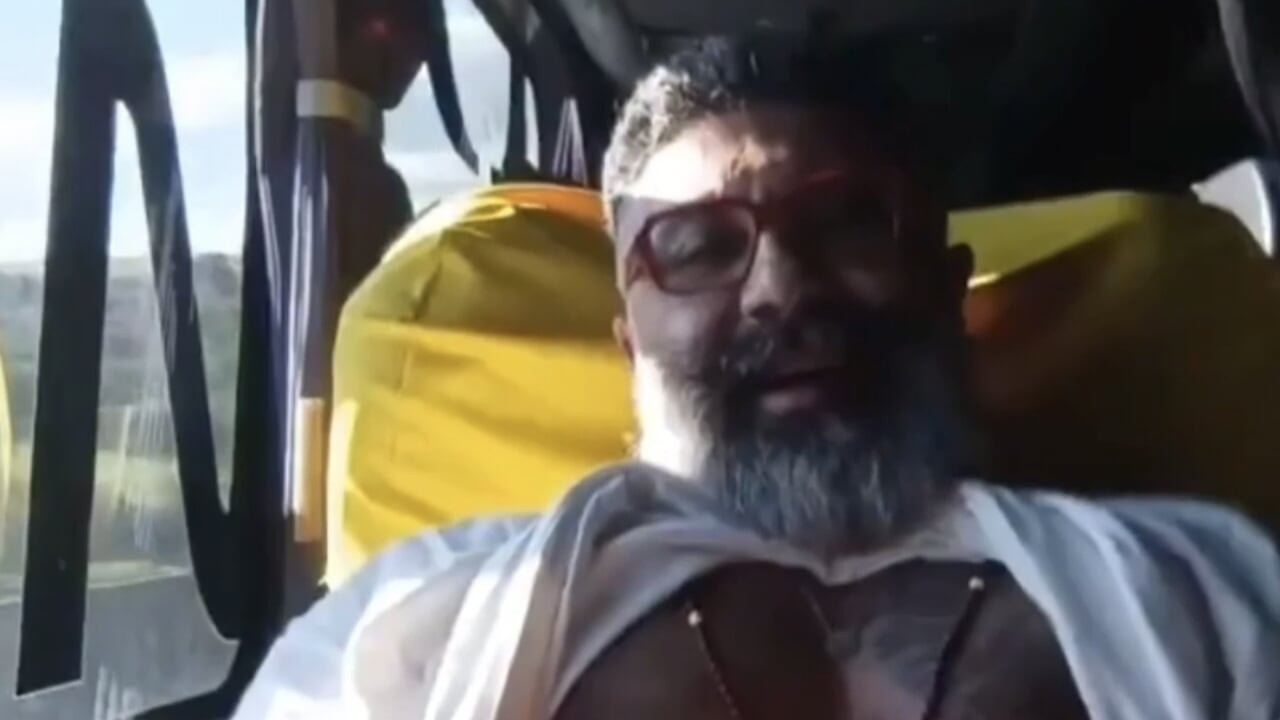 Un turc frumos își fute pula uriașă în timp ce călătorește în autobuz