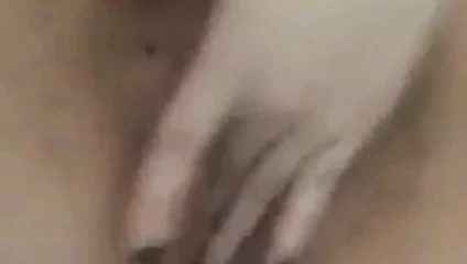 cette salope se branle et gicle