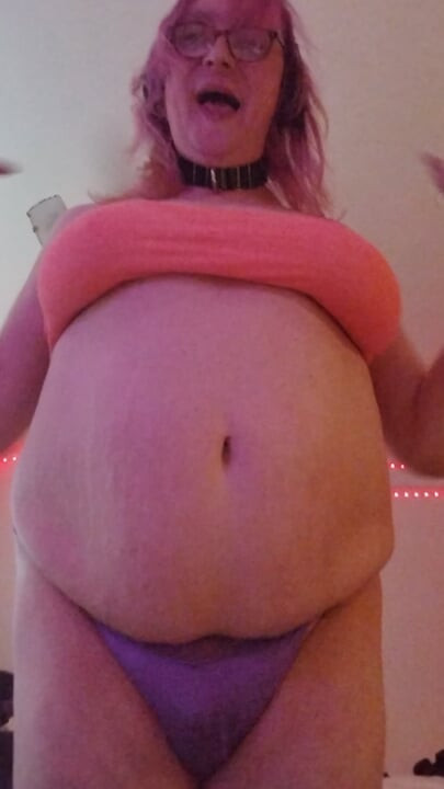 Orgasme intense debout avec des princesses mamelles !
