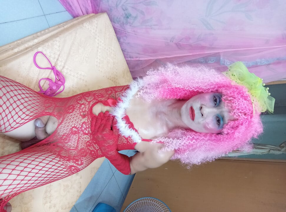 Transgender Le सेक्सी मेश सॉक्स पहनकर फेक टिट्स से खेलते हुए पोर्न