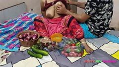 Xxx bhojpuri yenge, sebze satarken, şişman meme uçlarını göstererek müşteri tarafından kıkırdadı!