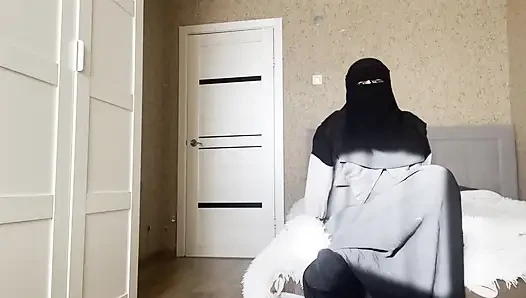 Ibu tiri Arab dengan pantat montok pakai stoking ketat