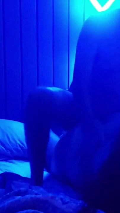 لحظة مذهلة من "زوجة الأب تفسد ابن زوجها بشهوة في فندق على جانب الطريق"