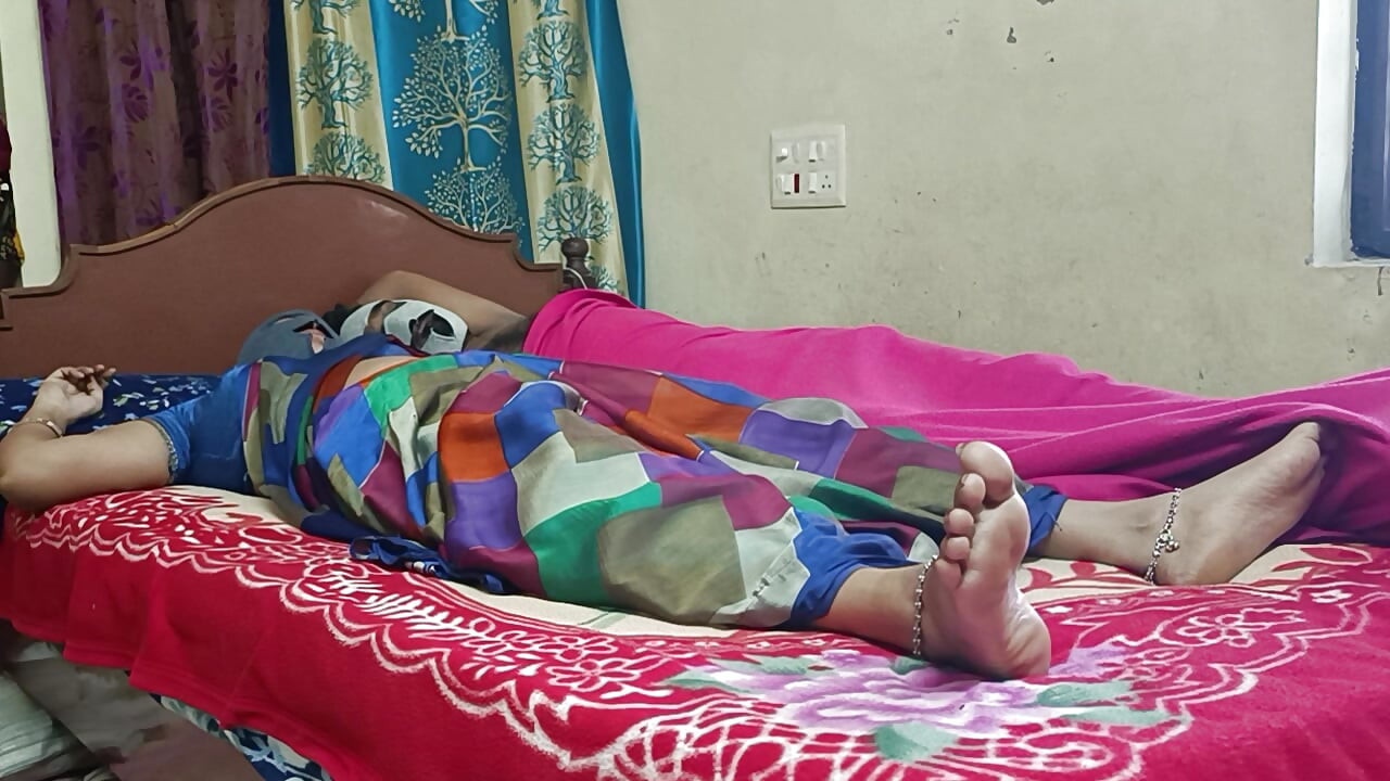 Ngoại tình bị cấm đoán trong khi chồng ở nhà mẹ kế telugu lồng tiếng saree làm tình