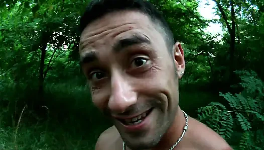 Cewek-cewek hot ini didobel penetasi di luar ruangan saat liburan