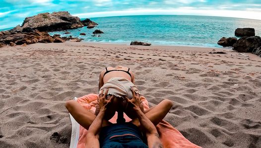 Sexo en la playa de vacaciones con novia cachonda