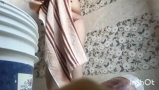 Me aaj mosi ke ghar par nahane gai