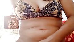 Tatie indonésienne sexy, gros seins et masturbation