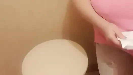 Seorang wanita ngocok kontolku close up