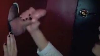 Namoradas mascaradas no estande da gloryhole