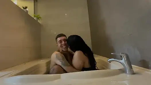 Настоящее домашнее видео колумбийской пары в ванне