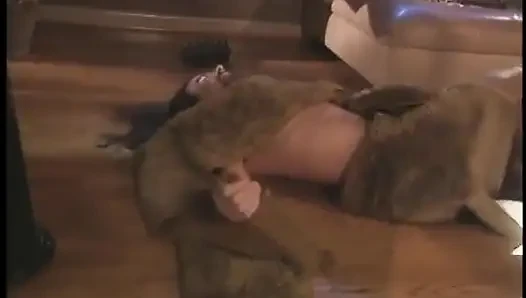 Lustvolle brünette bekommt ihre enge muschi im wohnzimmer geknallt
