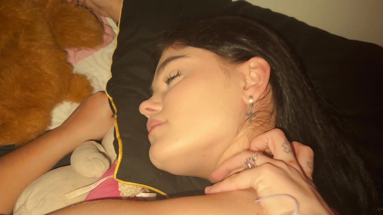 Am trezit-o cu sex pasional de dimineață. Forfecare dimineața. Ea țipă de plăcere. Prim-plan.
