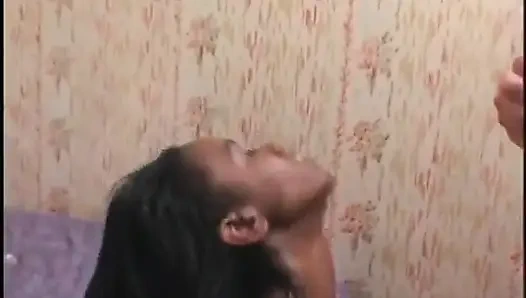 Zenci kız geliyor ve beyaz adamın soyundıktan sonra amını yamesine izin veriyor