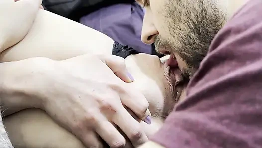 Pacarku membuatku muncrat dengan mulut dan jarinya