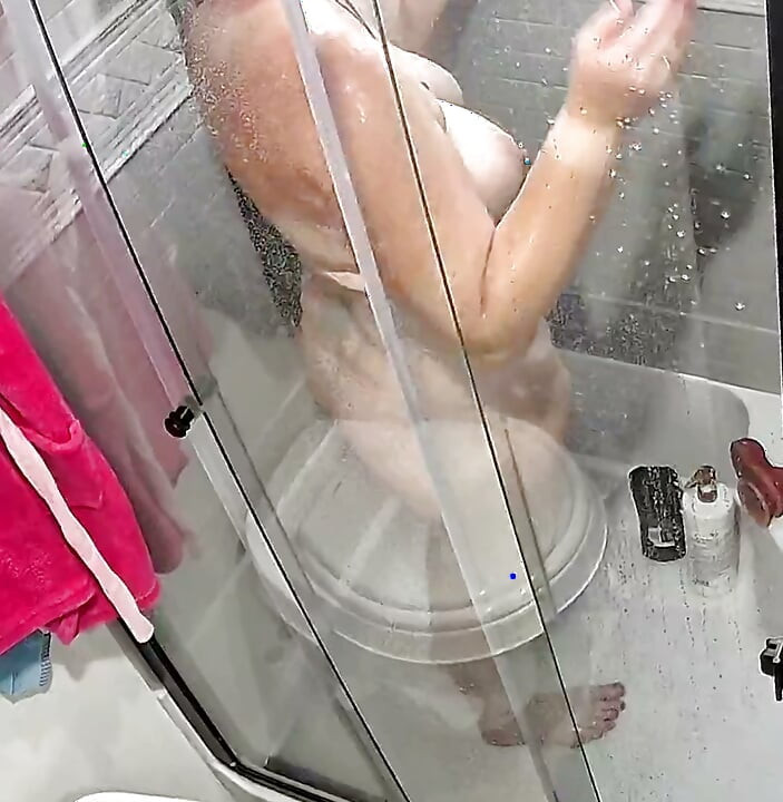 シャワーの中で熱く濡れて発情してしまった私は、両方の穴を犯したくてたまらなかった。