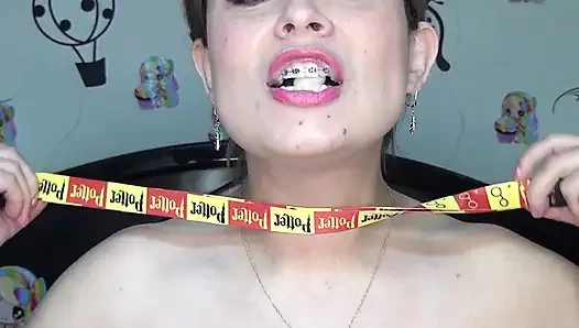 Глотая Огромный Миндаль Без Остановки!!