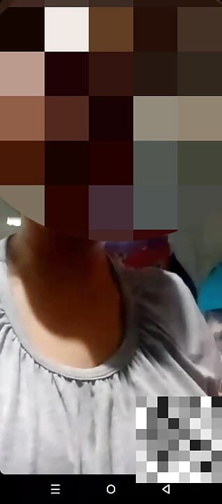 pokazuje swoje duże naturalne piersi podczas rozmowy wideo