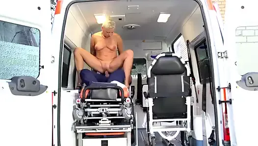 Ein Traum wird wahr, genialer Bums im Krankenwagen