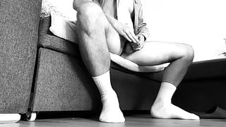 Il marito con calzini bianchi, anello per pene e camicia allarga le gambe e scopa un panno (PUNTO di vista)
