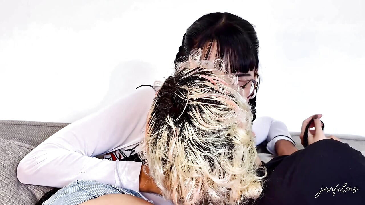 Otur ve bacaklarını aç