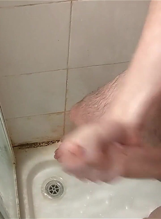 Une belle branlette sous la douche