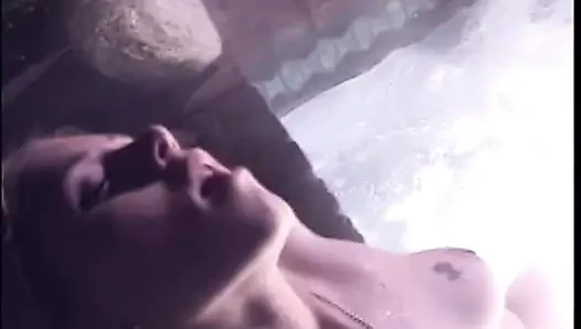 Güzel memeli dövmeli sarışın jakuzide sakso çektikten sonra yarağa binmeyi seviyor