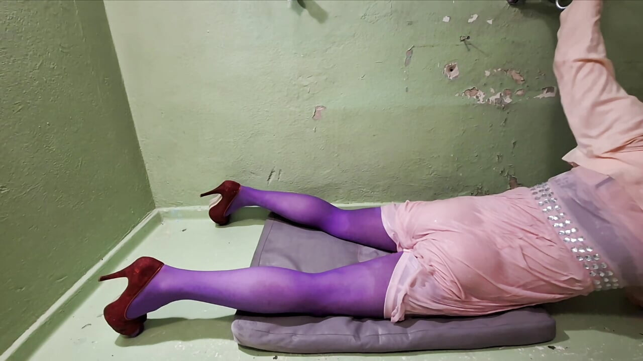 No chuveiro com um vestido rosa
