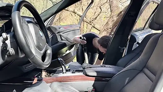 Пылесос в кожаных сиденьях на улице