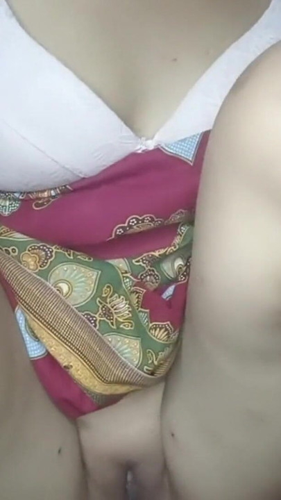 चिकनी अच्छी और प्यारी. नेपाली लड़की हस्तमैथुन और ऊँगली कर रही है। | क्लिप 1