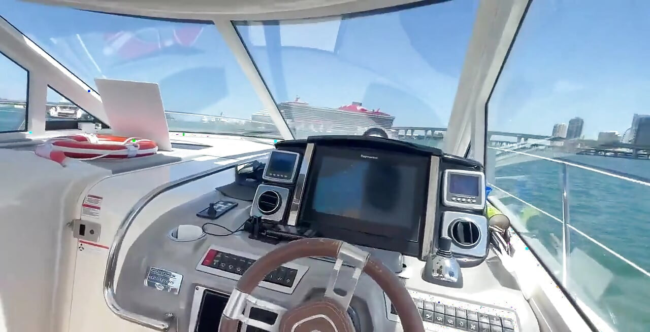 เย็ดหมู่สามคนเรือยอชท์สุดเหวี่ยงกับ Kelsi Monroe และ Kira Perez บนน่านน้ําเปิด