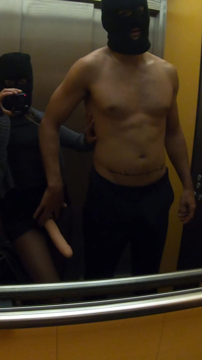 Mon copain adore la femdom quand je le baise avec le gode ceinture